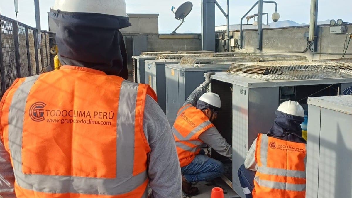 Cuadrilla de Grupo TodoClima trabajando sobre las unidades condensadoras instaladas en la azotea de un edificio.